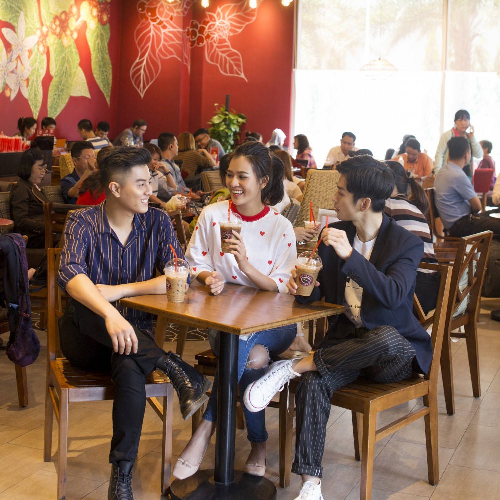 mo-300-quan-ca-phe-highlands-coffee-khang-dinh-suc-manh-thuong-hieu-viet-2