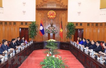 PM Nguyen Xuan Phuc welcomes Lao counterpart