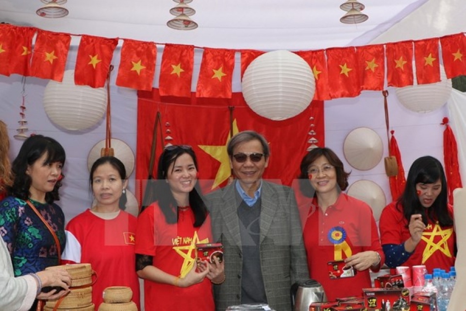 vietnam participates in charity fair in india