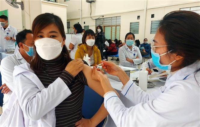 Quảng Ninh ưu tiên tiêm mũi 3 vaccine phòng COVID-19 cho đội ngũ y tế làm nhiệm vụ tuyến đầu. (Nguồn: TTXVN)