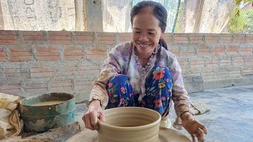 Efforts to brand Pho Khanh pottery craft