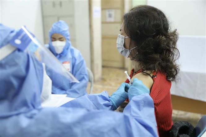 Nhân viên y tế tiêm vaccine phòng COVID-19 cho người dân phường Hàng Bông (quận Hoàn Kiếm) ngày 17/2. (Nguồn: TTXVN