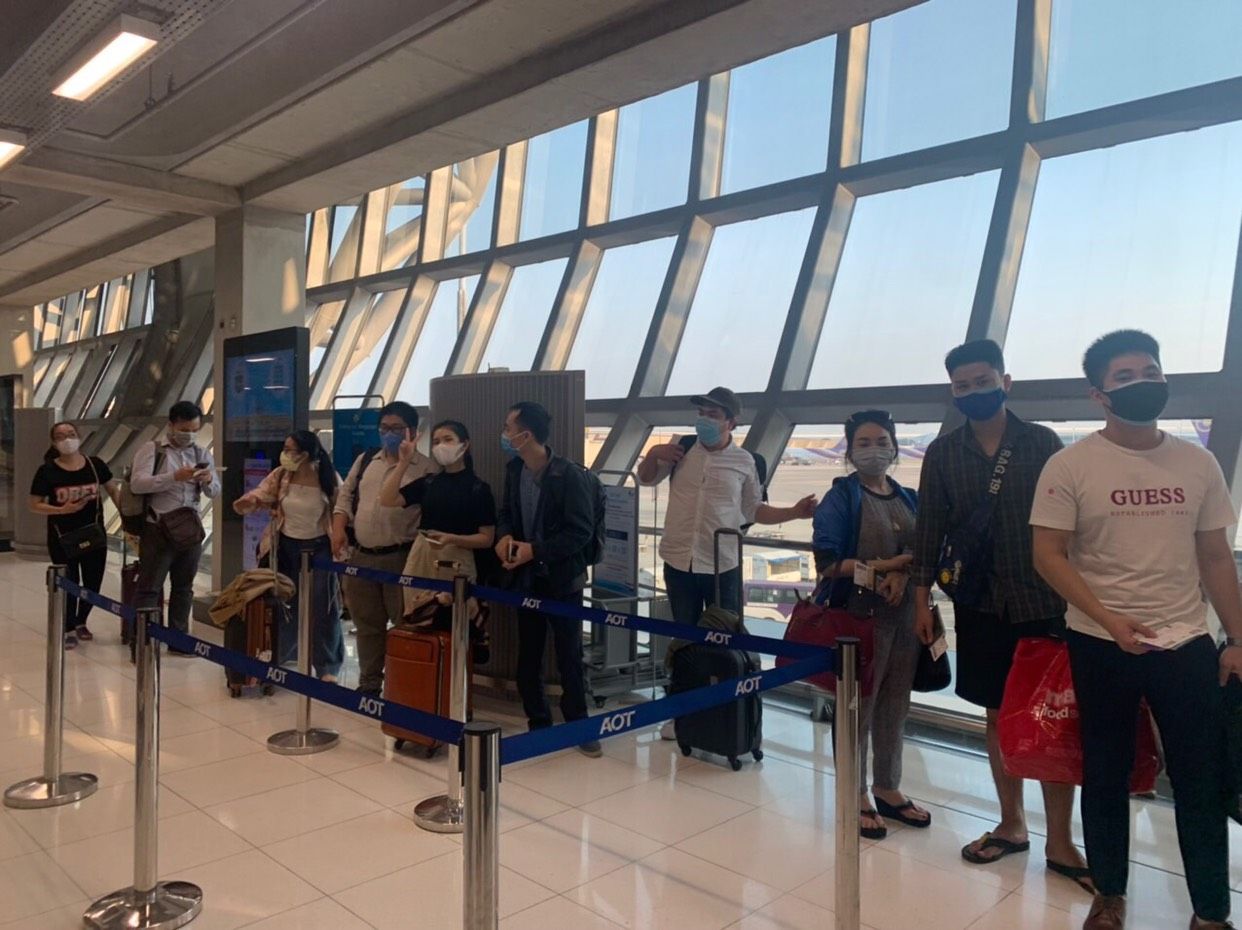 embassy helps stranded 16 vietnamese citizens in thailand fly home in the light of covid 19