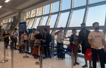 Embassy helps stranded 16 Vietnamese citizens in Thailand fly home in the light of COVID-19