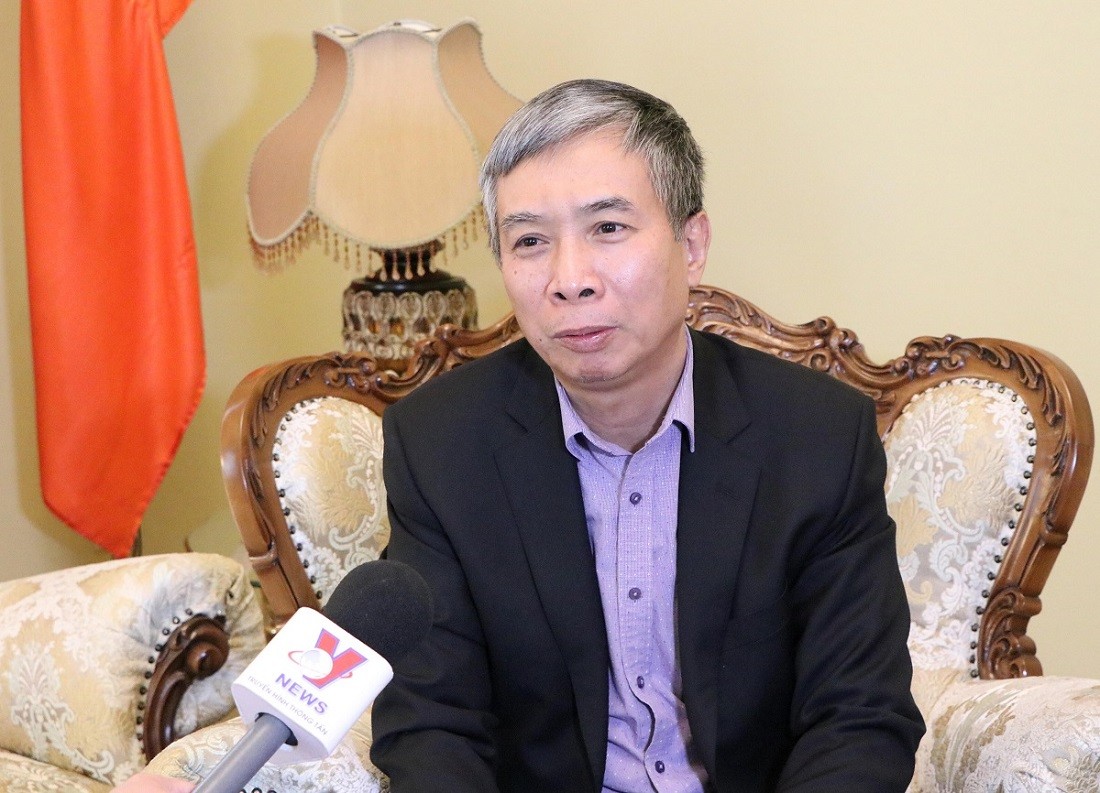 Đại sứ Việt Nam tại Romania Đặng Trần Phong trả lời phóng viên Thông tấn xã Việt Nam về công tác cứu trợ người Việt sơ tán sang Romania. (Nguồn: TTXVN)