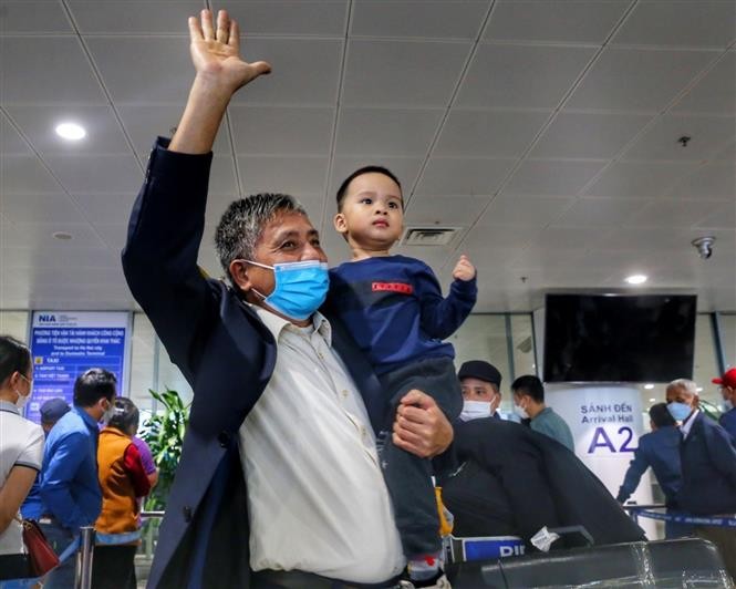 Chuyến bay đưa kiều bào ở Ukraine trở về từ thủ đô Bucharest (Romania) có nhiều em nhỏ theo bố mẹ hoặc người thân được gia đình đón tại sân bay. (Nguồn:  TTXVN)