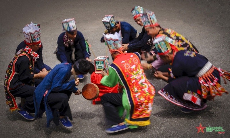 “Múa rùa” là điệu múa quan trọng nhất và cũng là điệu múa cuối cùng trong Tết nhảy của người dân tộc Dao. (Nguồn: Báo QĐND)