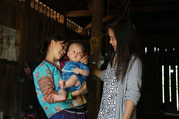 UNFPA Representative in Viet Nam Naomi Kitahara (R) visits a Mong ethnic woman and her baby in Ta Ngao commune of Sin Ho district, Lai Chau province. (Photo: UNFPA)