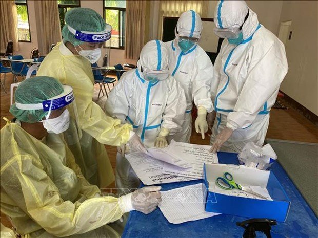 Health workers conduct COVID-19 testing in Laos (Photo: Xinhua/VNA)