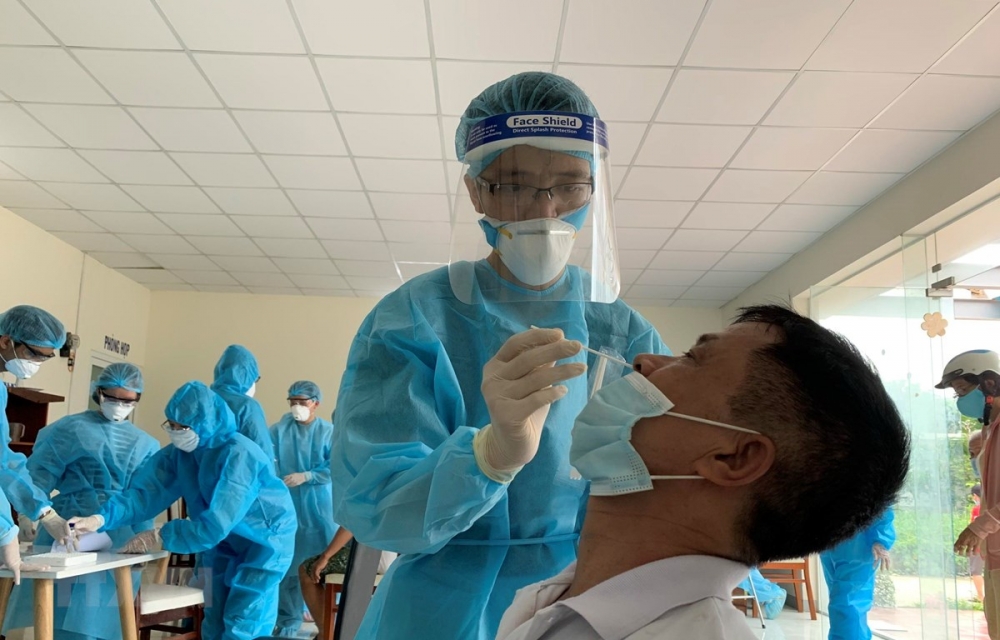 Medical workers take samples for COVID-19 testing in Ho Chi Minh City. (Photo: VNA)