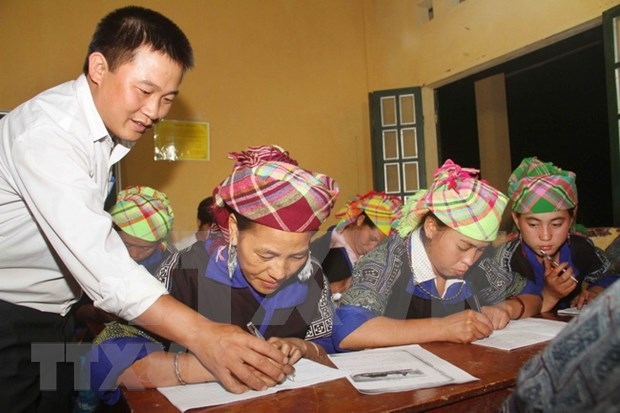 A literacy class held for ethnic minority people in La Pan Tan commune, Mu Cang Chai district, the northern mountainous province of Yen Bai. (Source: VNA)