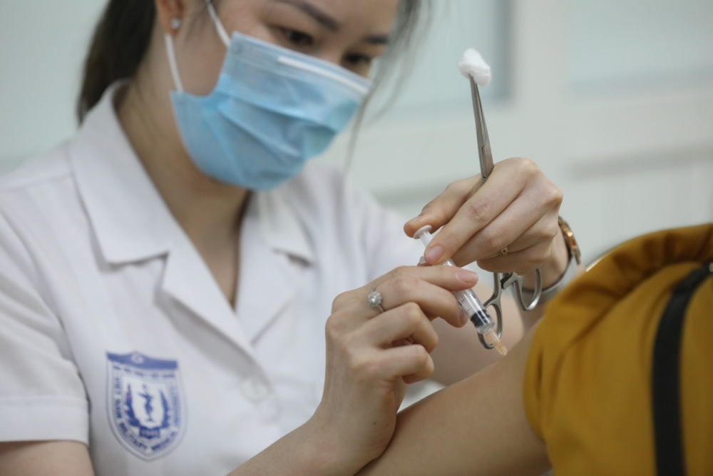 Nhân viên y tế tiêm thử nghiệm vaccine Nano Covax đợt 1, giai đoạn 3 cho tình nguyện viên tại Học viện Quân y. (Nguồn: TTXVN)