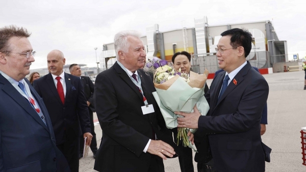 National Assembly Chairman Vuong Dinh Hue arrives in Hungary, begins official visit