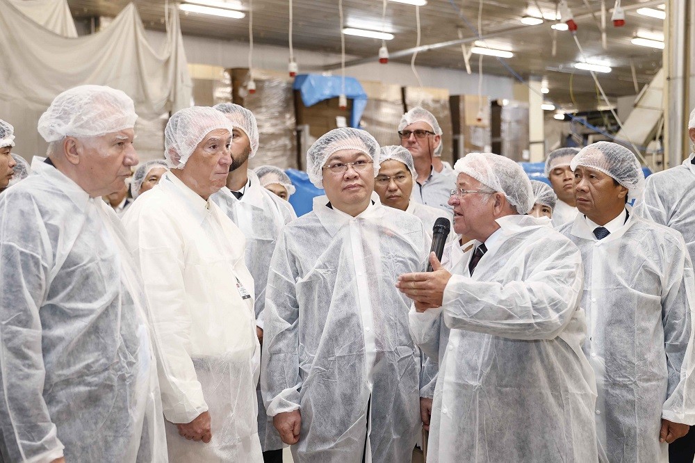 Chủ tịch Quốc hội Vương Đình Huệ thăm Nhà máy chế biến của Công ty Mirelite Mirsa. (Nguồn: TTXVN)