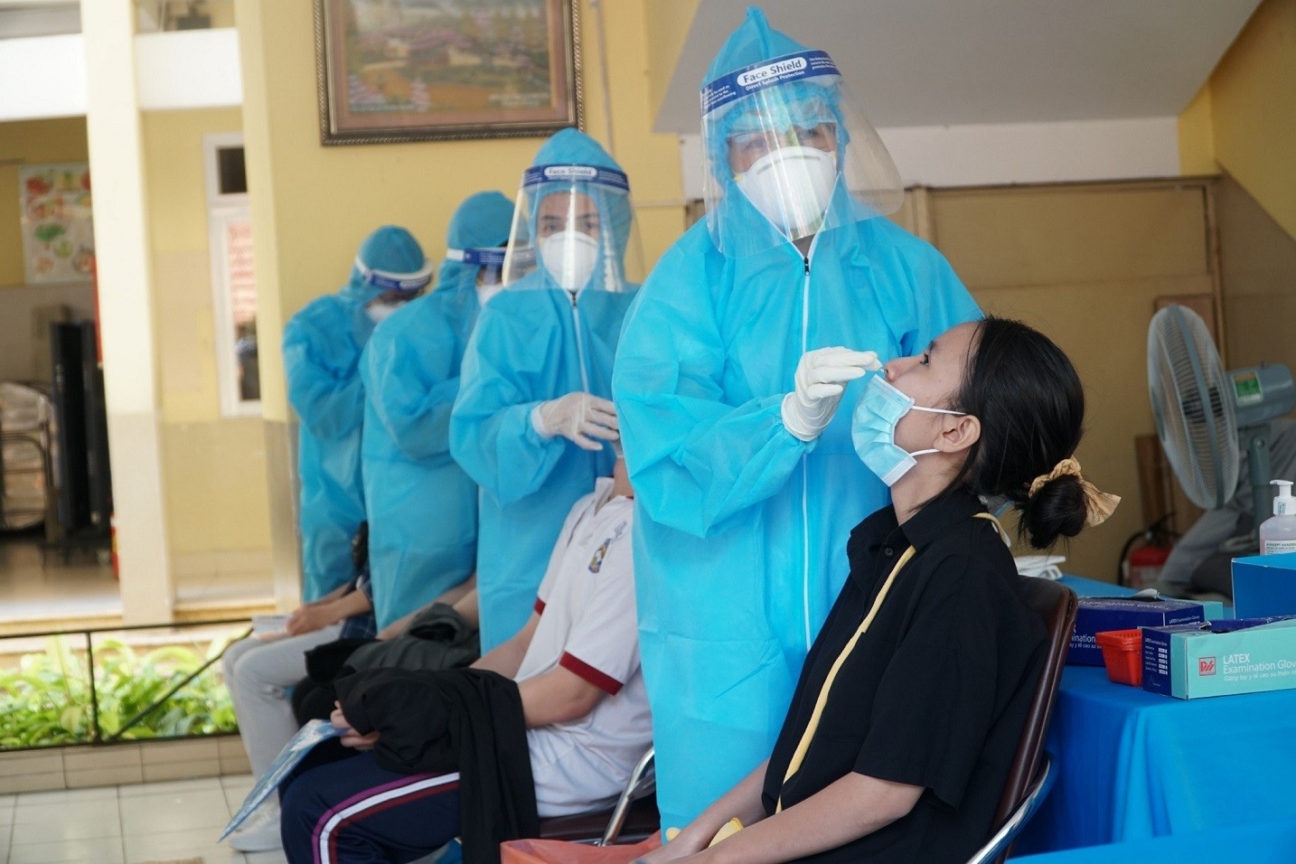 Lực lượng y tế lấy mẫu xét nghiệm Covid-19 cho học sinh tại điểm Trường Tiểu học Nguyễn Bỉnh Khiêm, Quận 1, TP. Hồ Chí Minh. (Nguồn: TTXVN)