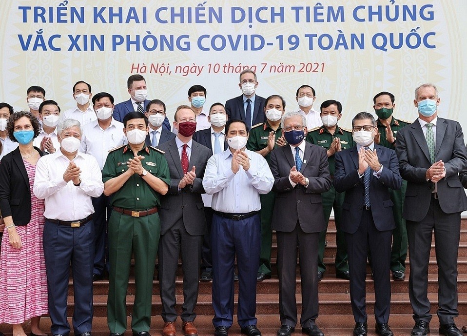 Sáng 10/7/2021, tại Hà Nội, Thủ tướng Phạm Minh Chính dự Lễ phát động triển khai Chiến dịch tiêm chủng vaccine phòng COVID-19 toàn quốc, được kết nối trực tuyến với 63 tỉnh, thành, 7 quân khu cùng các bộ, ngành. 