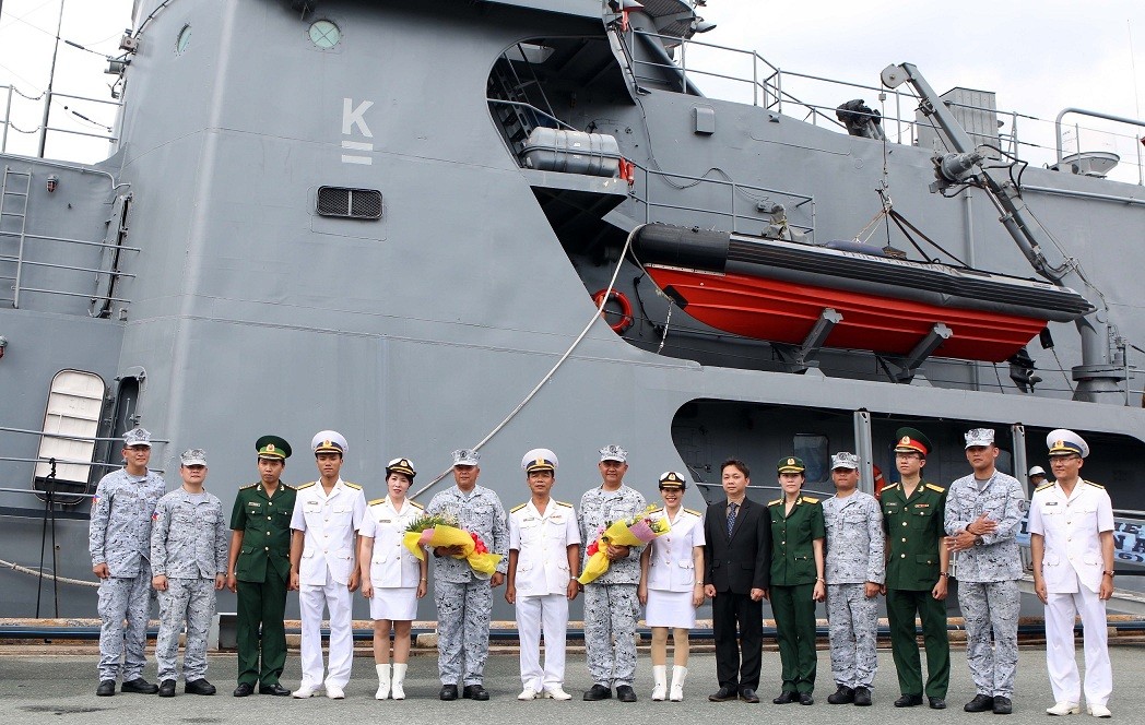 Đại diện Quân chủng Hải quân và các cơ quan Việt Nam đón Đại tá Halarison Diga Cesisra, Trưởng đoàn, Đại tá Francisco Luis A.Laput, Thuyền trưởng tàu BRP Ramon Alcaraz  (FF16) thăm hữu nghị Việt Nam từ ngày 7-10/9/2019. (Nguồn: TTXVN)