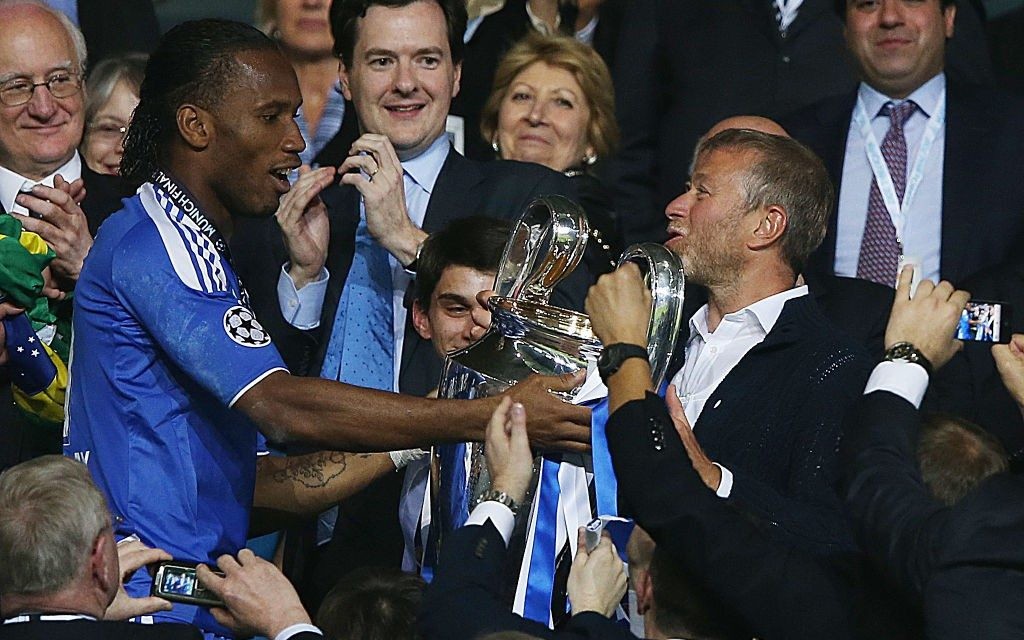 Abramovich (right) holding Chelsea’s first Champions League trophy in 2012. (Photo: Getty Images)