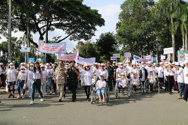 Over 5,000 people walk for AO victims in Ho Chi Minh City