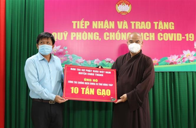 Ủy ban Mặt trận Tổ quốc Việt Nam tỉnh Đồng Tháp tiếp nhận 10 tấn gạo ủng hộ công tác phòng, chống dịch Covid-19. (Nguồn: TTXVN)
