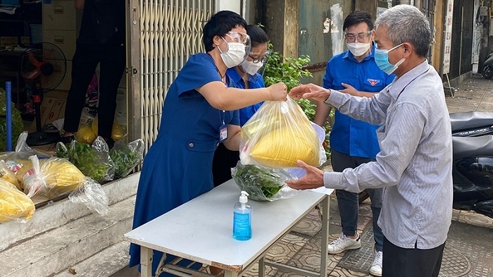 Phuc Xa Ward (Ba Dinh District, Hanoi) provides essentials for workers and tenants who are facing difficulties due to COVID-19. (Photo: NDO)