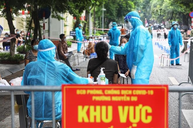Trung tâm Y tế quận Hai Bà Trung lấy mẫu xét nghiệm COVID-19 cho người dân trên địa bàn phường Nguyễn Du. (Nguồn: TTXVN)