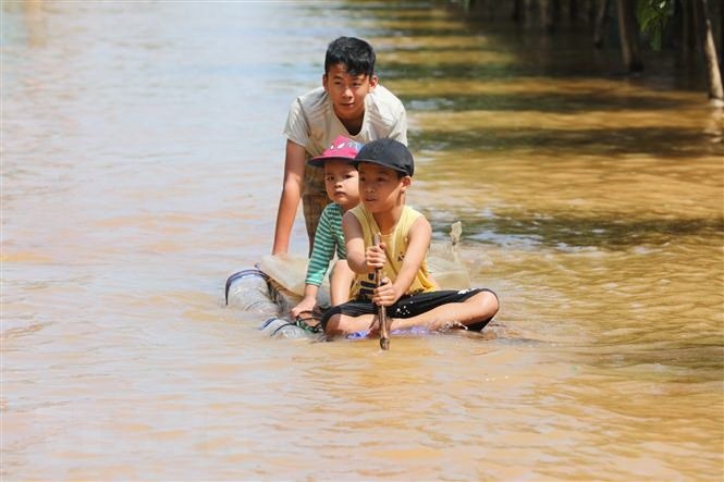 Lần đầu tiên, UNICEF xếp hạng các quốc gia dựa trên nguy cơ rủi ro và mức độ dễ bị tổn thương của trẻ em trước các cú sốc về khí hậu và môi trường; trong đó, trẻ em Việt Nam xếp thứ 37 trên thế giới về mức độ dễ bị tổn thương. (Nguồn: TTXVN)