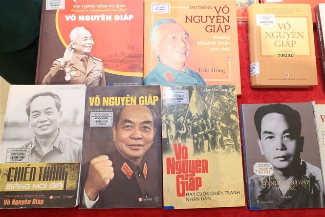 Nhiều loại ấn phẩm, sách báo viết về Đại tướng Võ Nguyễn Giáp được trưng bày triển lãm chuyên đề ''Vị tướng huyền thoại'' từ ngày 20/8. (Nguồn: TTXVN)