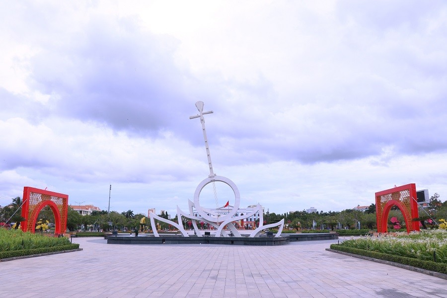 Quảng trường Hùng Vương điểm tham quan du lịch tiêu biểu tại Bạc Liêu.  (Nguồn: TTXVN)
