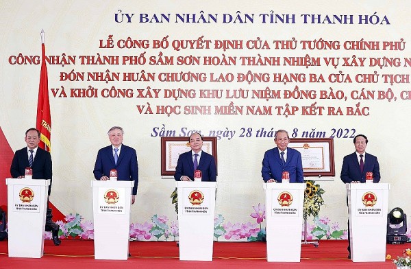 President Nguyen Xuan Phuc's busy schedule in Thanh Hoa province
