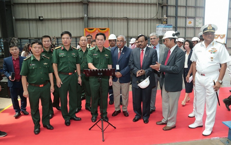 Lễ khởi công dự án đóng 12 tàu tuần tra cao tốc (HSGB) cho lực lượng Biên phòng Việt Nam tại xưởng đóng tàu Kattupalli của tập đoàn Larsen & Toubro ở gần Chennai, bang Tamil Nadu, Ấn Độ ngày 14/8/2019. Chuẩn Đô đốc KJ Kumar, Tư lệnh Vùng hải quân Tamil Na