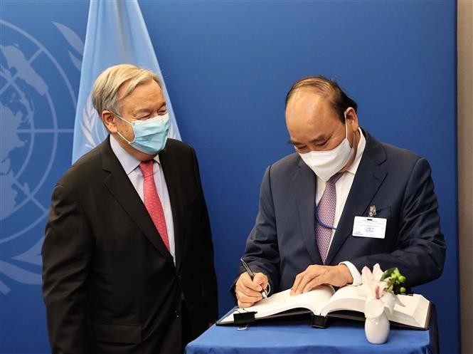 Chủ tịch nước Nguyễn Xuân Phúc ghi Sổ lưu niệm tại cuộc gặp Tổng thư ký Liên hợp quốc,Antonio Guterres. (Nguồn: TTXVN)