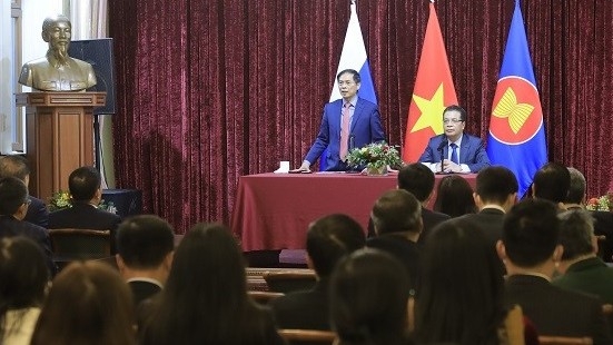 FM Bui Thanh Son meets Vietnamese community in Russia