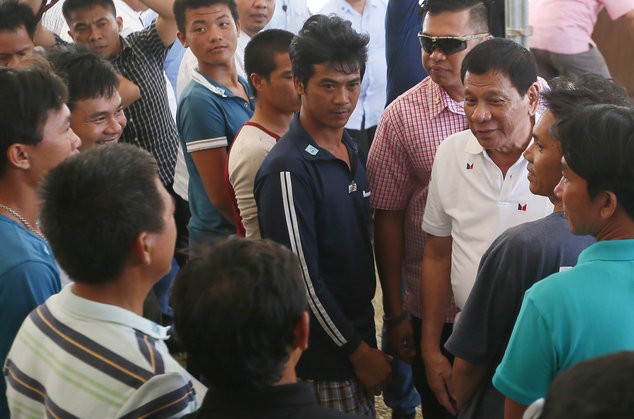 Tổng thống Philippines Rodrigo Duterte đích thân chứng kiến việc trả tự do 17 ngư dân Việt Nam bị bắt giữ sau khi xâm phạm vùng biển Philippines để tránh bão, ngày 2/11/2016. (Nguồn: AP)