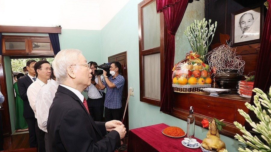 Party chief offers incense to late President Ho Chi Minh