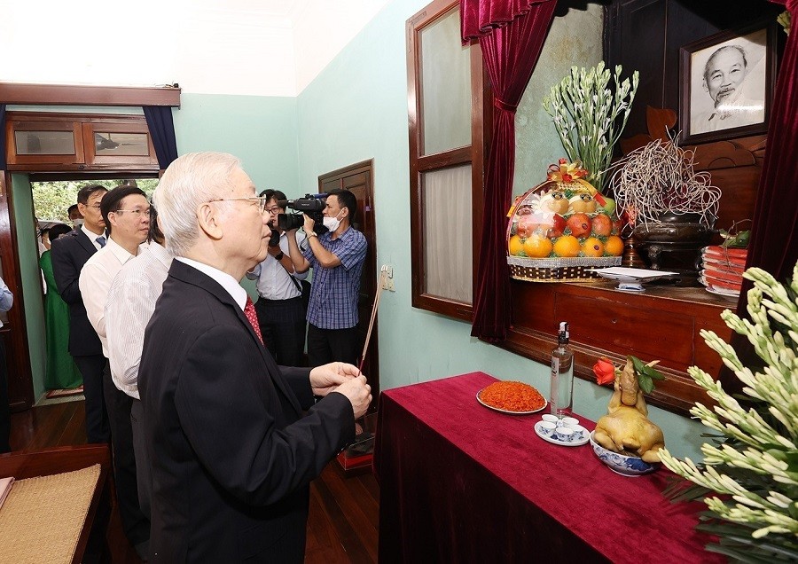 Tổng Bí thư Nguyễn Phú Trọng dâng hương tưởng niệm Chủ tịch Hồ Chí Minh tại Nhà 67. (Nguồn: TTXVN)