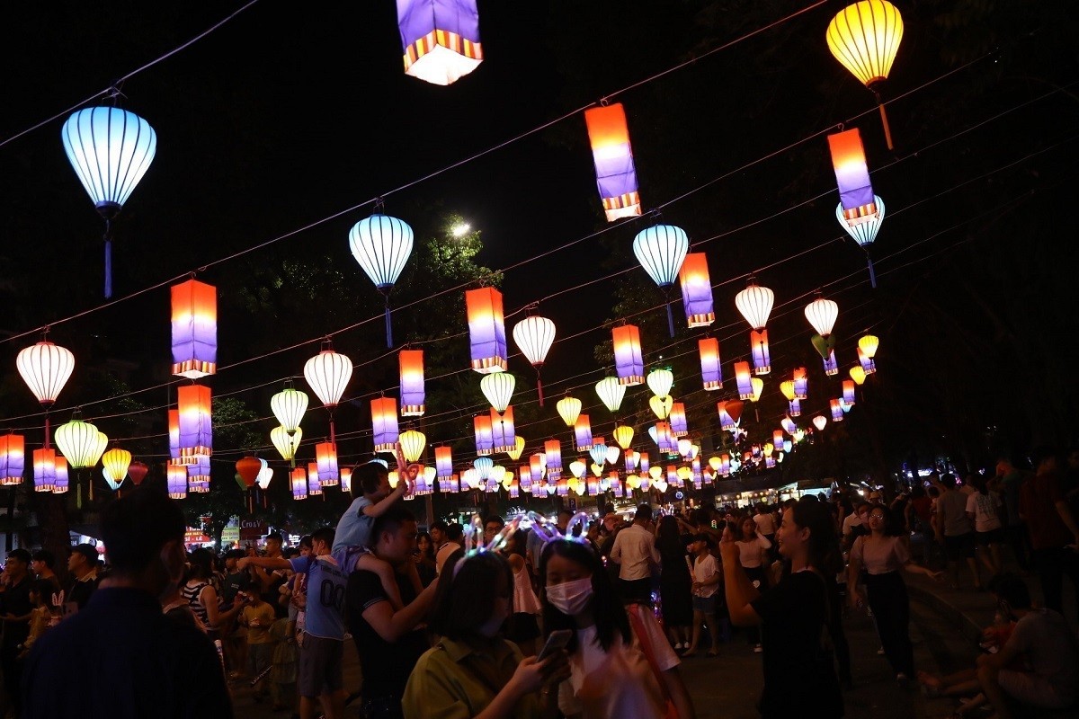 Lanterns light up the Dong Kinh Nghia Thuc Square. (Photo: VNA)