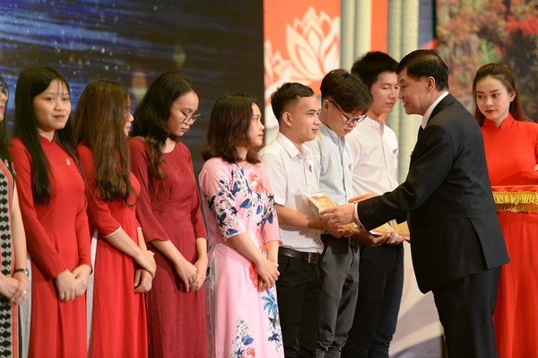 Chủ tịch IPPG, ông Johnathan Hạnh Nguyễn trao học bổng Vừ A Dính cho sinh viên.
