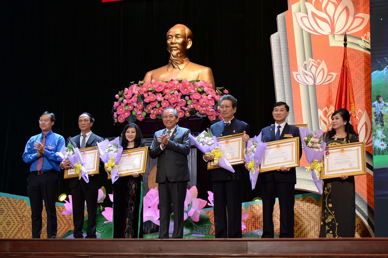 Chủ tịch IPPG Johnathan Hạnh Nguyễn (thứ hai từ phải) nhận Huân chương Lao động hạng Hai, tháng 6/2019.