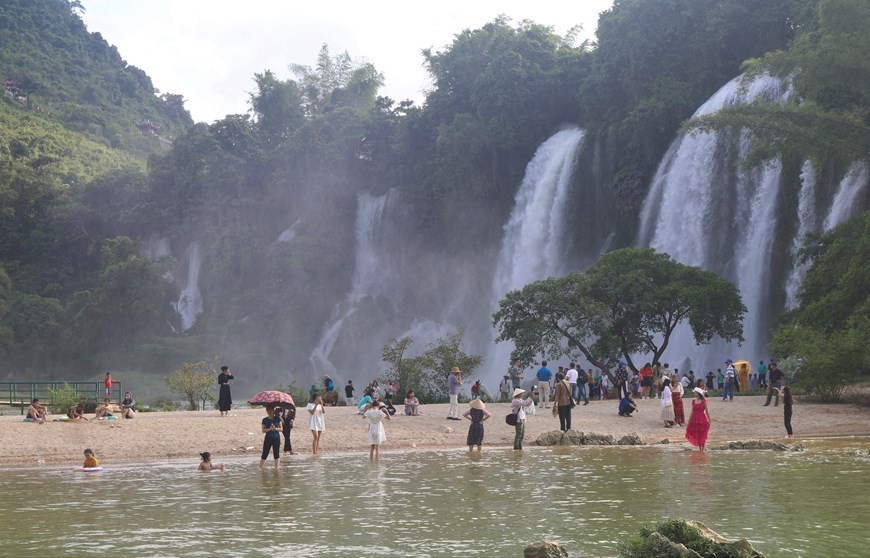 Each year, the waterfall in the borderland welcomes hundreds of thousands visitors. (Photo: VNA)