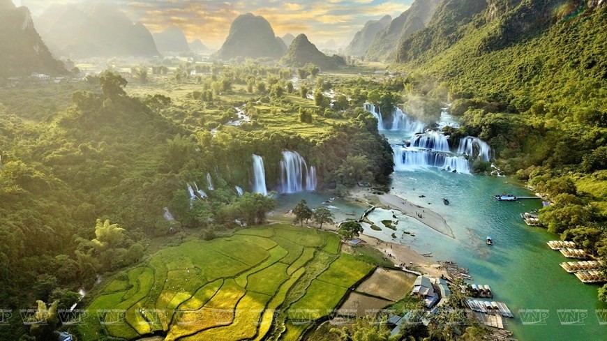 Ban Gioc Waterfall is considered a ‘pearl’ of Cao Bang's tourism. (Photo: VNA)