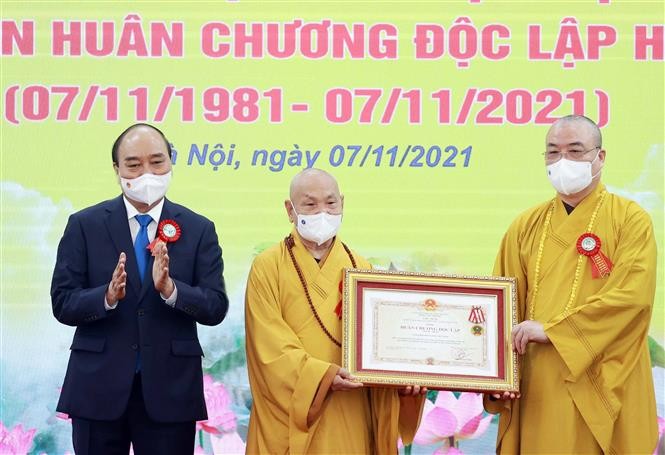 Chủ tịch nước Nguyễn Xuân Phúc trao tặng Huân chương Độc lập Hạng Nhất cho Giáo hội Phật giáo Việt Nam. (Nguồn: TTXVN)