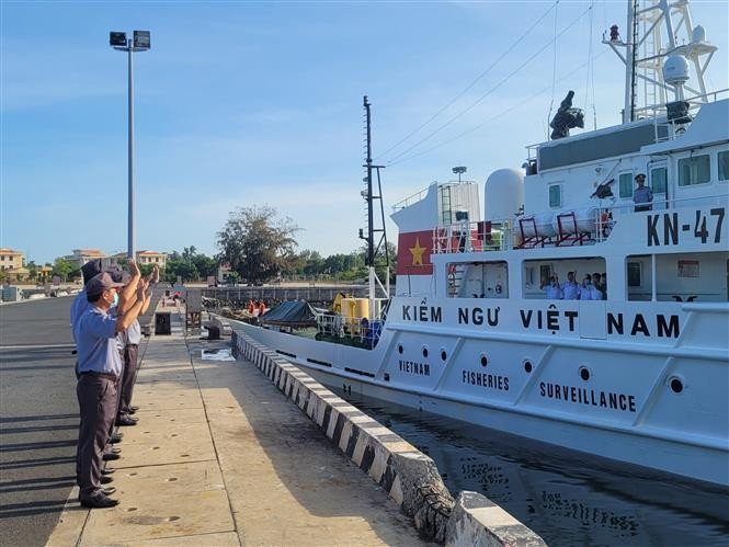 Tàu KN475 rời cảng lên đường chở y, bác sĩ cùng các trang, thiết bị y tế thực hiện nhiệm vụ tiêm vaccine phòng COVID-19 tại huyện đảo Trường Sa. (Nguồn: TTXVN)