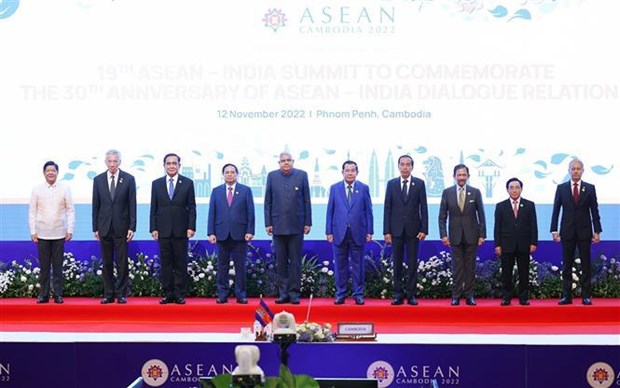 PM attends ASEAN summits with partners in Phnom Penh