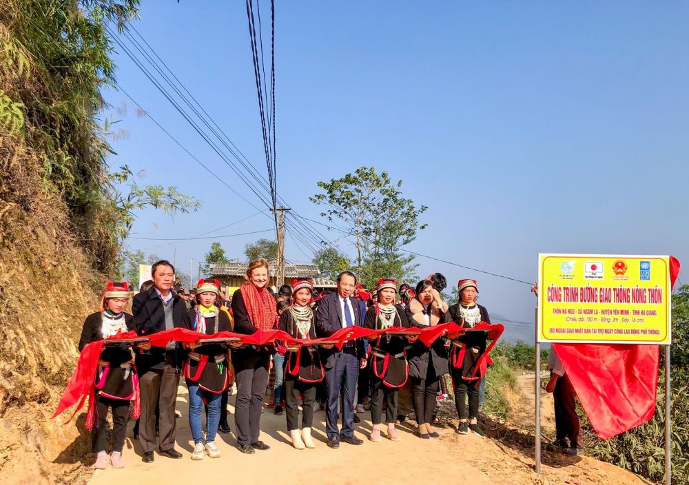 Lễ cắt băng bàn giao tổng số 26,5 km đường giao thông nông thôn mới tại Hà Giang.
