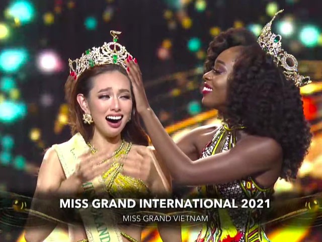 Đại diện Việt Nam Nguyễn Thúc Thùy Tiên đã vượt lên 59 nhan sắc tới từ các quốc gia và vùng lãnh thổ trên thế giới để giành vương miện cuộc thi Miss Grand International 2021. (Ảnh chụp màn hình)
