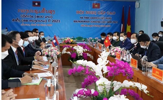 A high-level conference between the central border province of Ha Tinh and the Lao provinces of Bolikhamsay and Khammoune took place at Cao Treo international border gate on December 18 to discuss the fight against COVID-19 and economic development. (Photo: VNA)