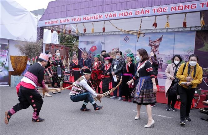Tiết mục biểu diễn múa khèn của đồng bào dân tộc Mông tỉnh Điện Biên tại không gian văn hóa. (Nguồn: TTXVN)