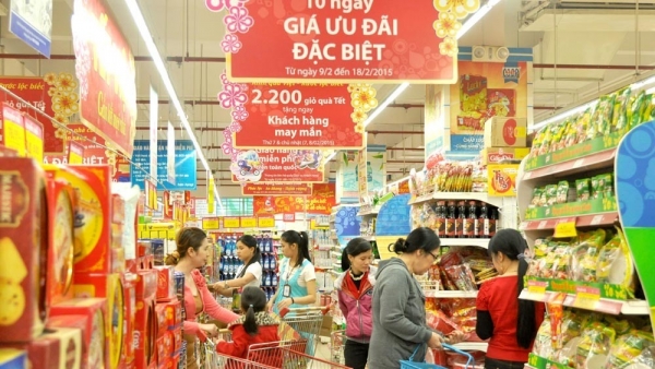 Tet gift hampers become more affordable with local products