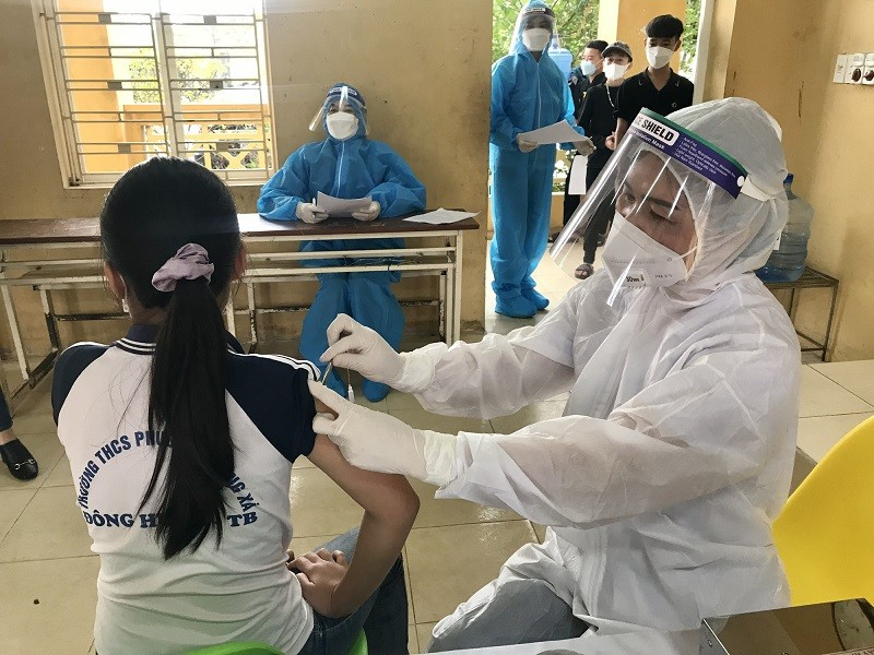 Tiêm vaccine phòng COVID-19 cho trẻ em tại trường THCS Phú Lương, huyện Đông Hưng, tỉnh Thái Bình. (Nguồn: SK&ĐS)